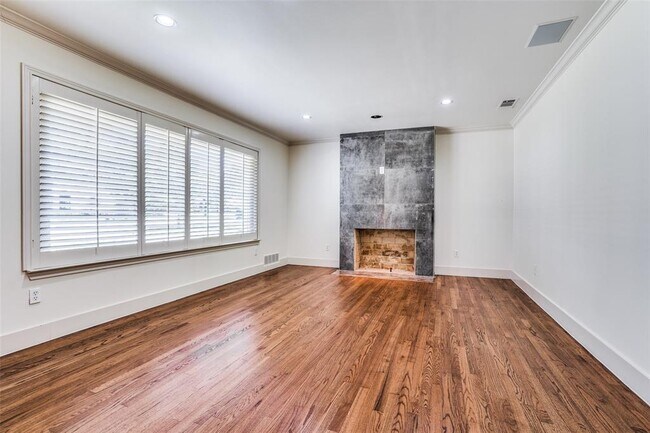 Building Photo - 6006 Lupton Dr