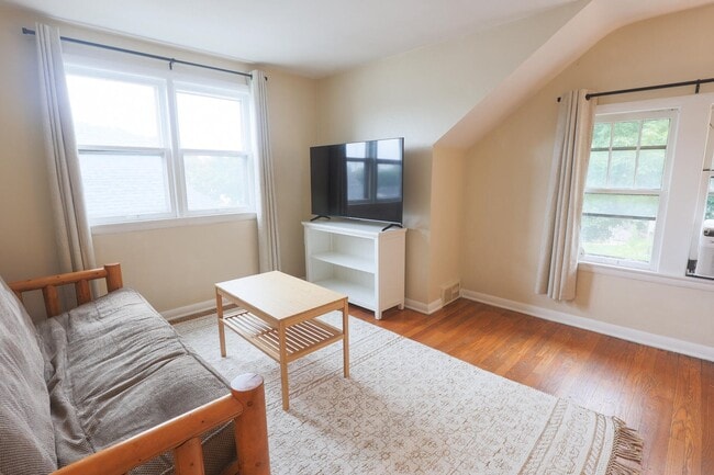 Foto del edificio - 1963 S 75th St