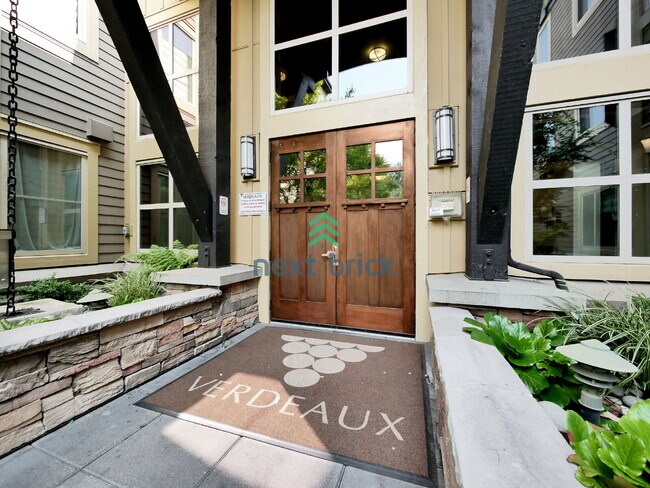 Building Photo - Beautiful 2 Bed 2 Bath for Rent with designated parking!