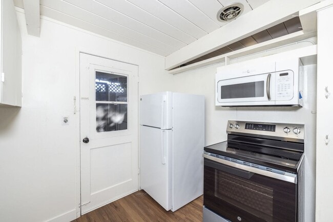 Foto del edificio - Freshly Updated 3 Bed, 2 Bath Eichler w/ Central Heat & AC!