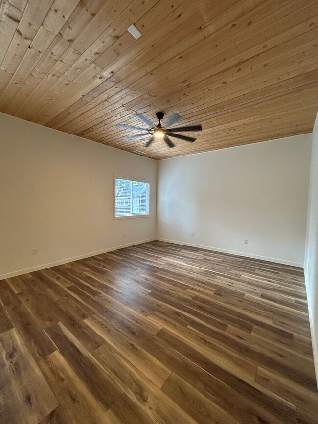 Foto del edificio - New home with a country feel- vaulted ceil...