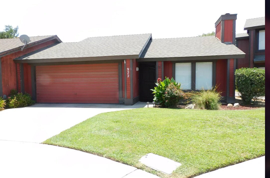 Primary Photo - 922 E Oakridge Ave