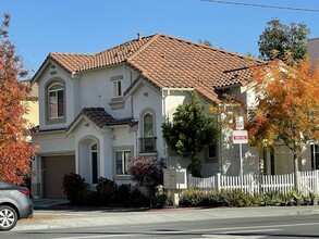 Building Photo - 3033 Homestead Rd