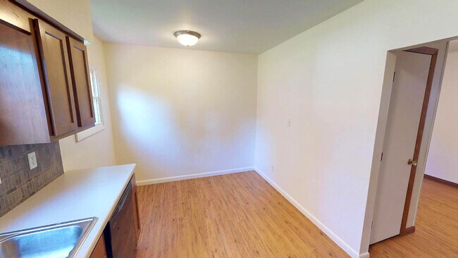 Kitchen dinning area - 1532 W Iles Ave