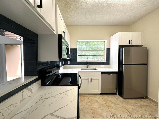 Building Photo - 641 Cypress Lake Blvd