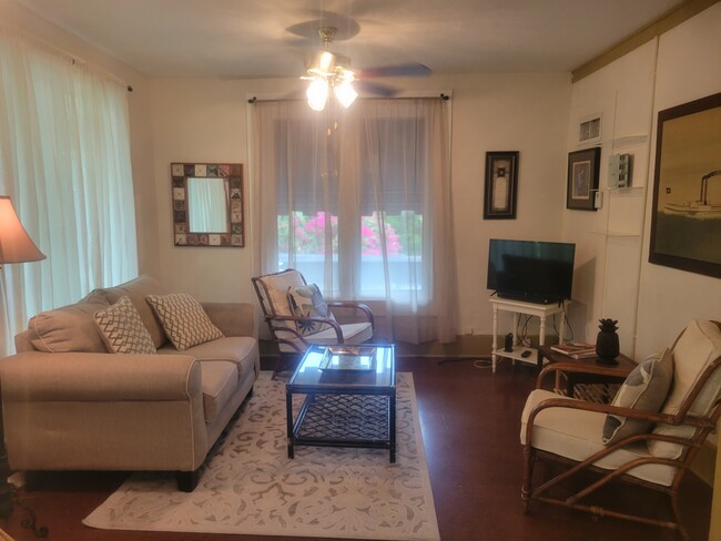 living room - 3600 N Bay Homes Dr