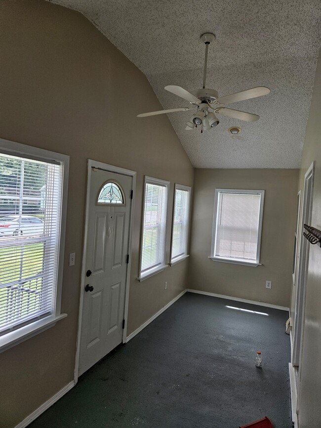 Foto del edificio - 1649 E Blaine St