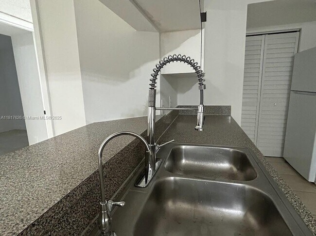 Foto del edificio - 450 S Park Rd