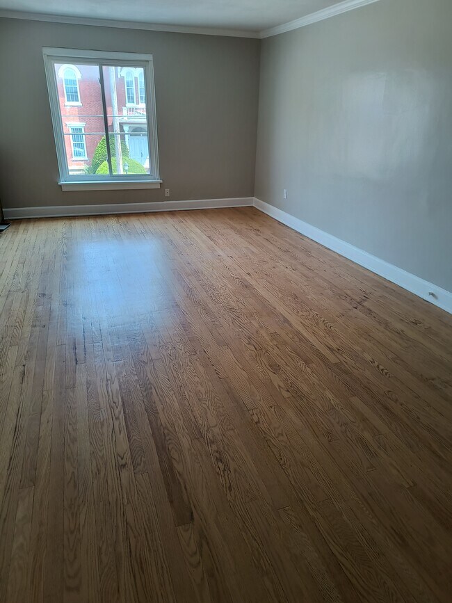 Livingroom - 140 W North St