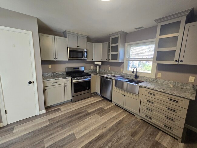 Building Photo - 2728 Edgewood Dr