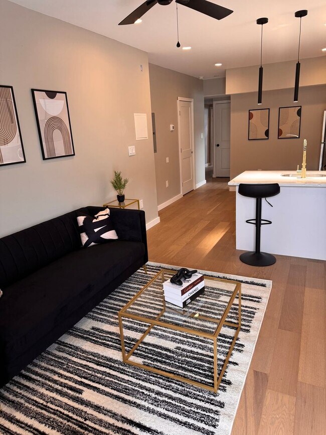 Foto del edificio - Newly Renovated FULLY FURNISHED LUXURY Apt...