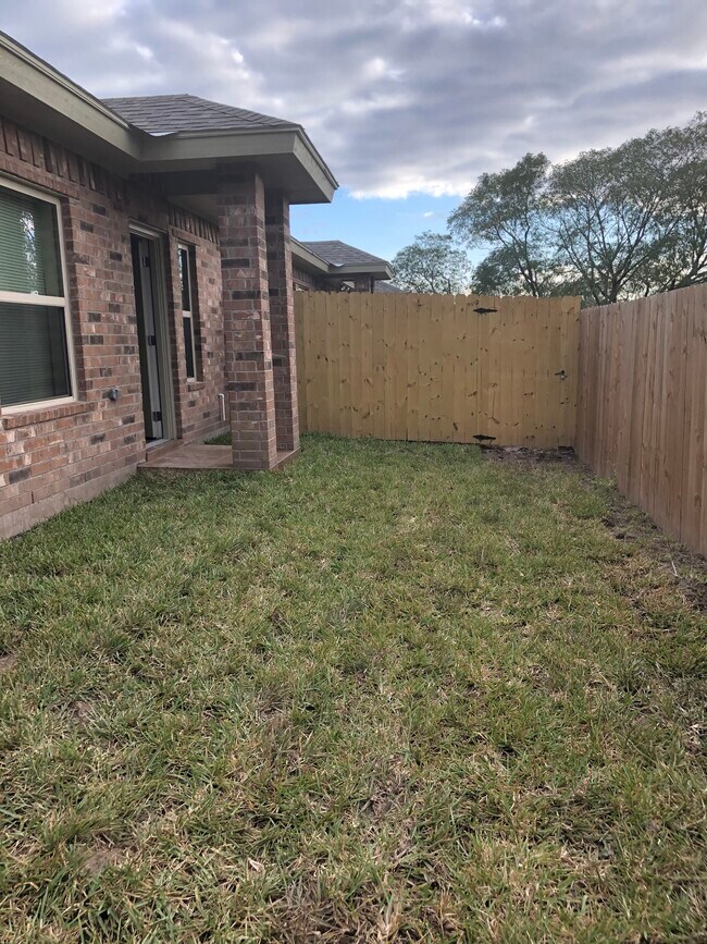 Private Patio - 6326 Gregg St
