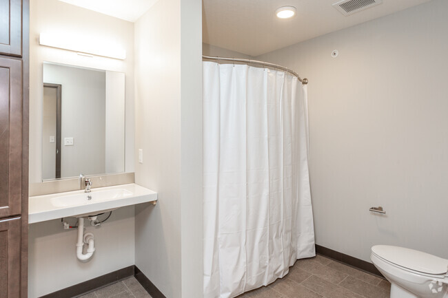 4BR - Bathroom - Hilltop Apartments