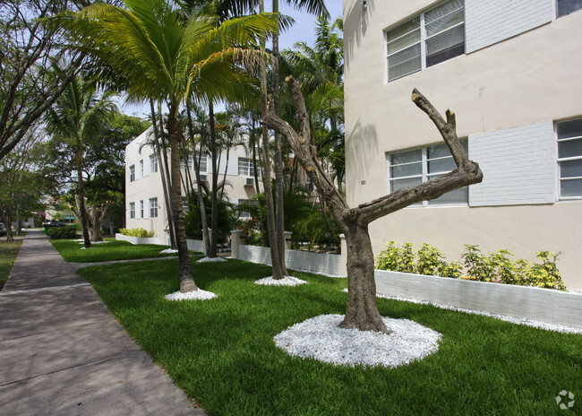 Building Photo - 221 Zamora Ave