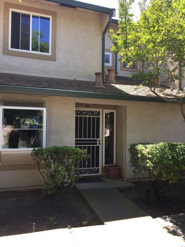 Primary Photo - 2 Bedroom 1.5 Bath updated Condo