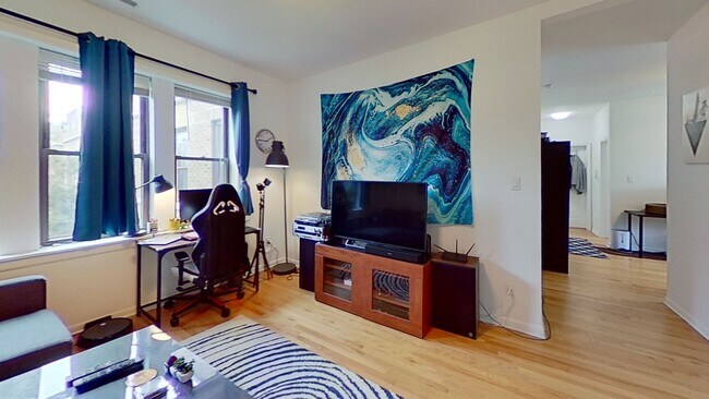 Foto del edificio - 1335 W Addison St