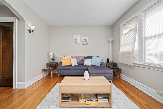 Building Photo - Top Floor Spacious 1 Bed + Dining Room wit...