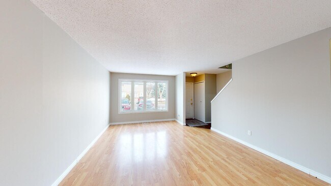 Building Photo - SPACIOUS THREE BEDROOM TOWNHOME BY HOSPITAL