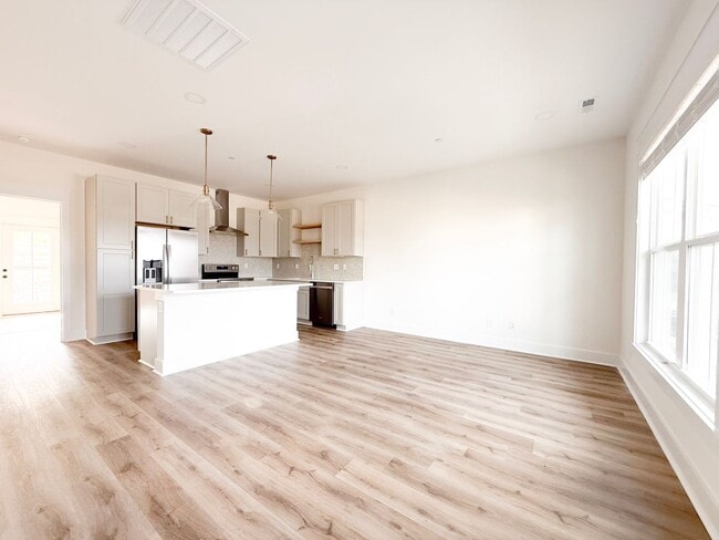 Foto del edificio - 3-Bedroom, 2.5 Baths, and the Space You’ve Been Looking For