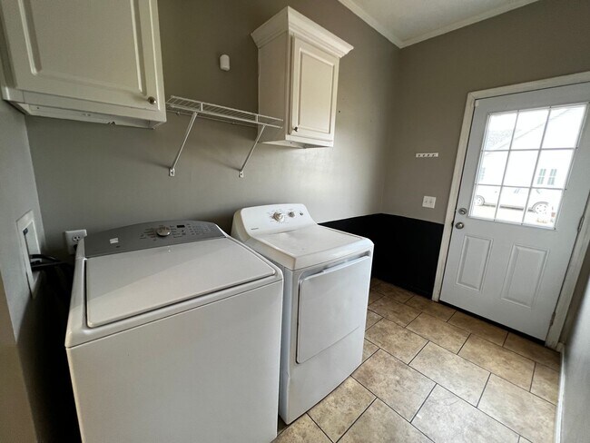Building Photo - Beautiful 5-Bedroom on Quiet Street in Dil...