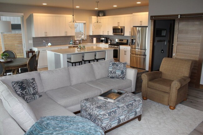 Building Photo - Stunning Fully Furnished Townhome with Lake Views