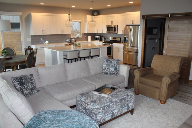 Foto del edificio - Stunning Fully Furnished Townhome with Lake Views