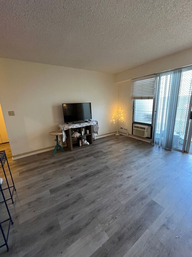 Foto del edificio - Charming Makiki Studio w/ Parking and in unit W/D $1600 AVAILABLE NOW