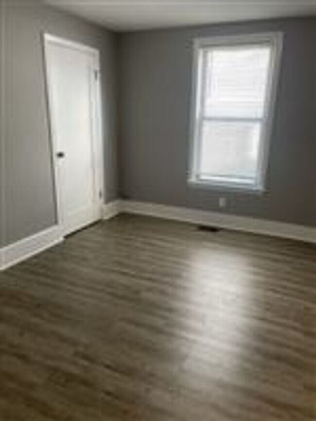 Foto del edificio - 875 E 2nd St