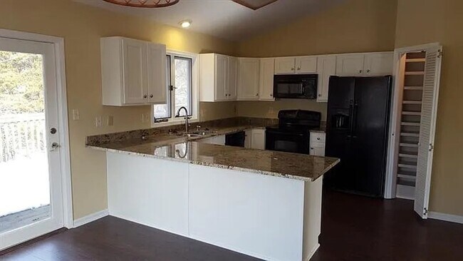 Building Photo - 4 bed/ 2.5 baths Single Family Home