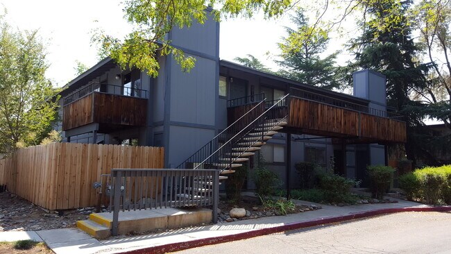 Foto del edificio - SPACIOUS 2 BED / 1 BATH 2ND FLOOR UNIT W/W...