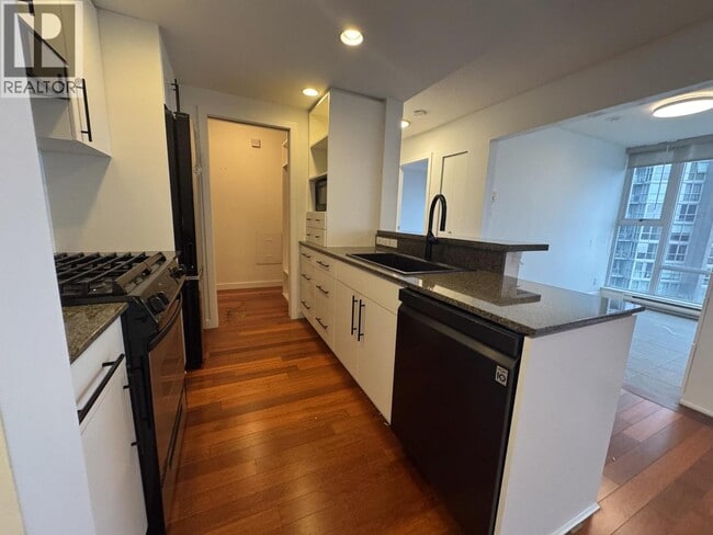 Building Photo - 455 Beach Crescent