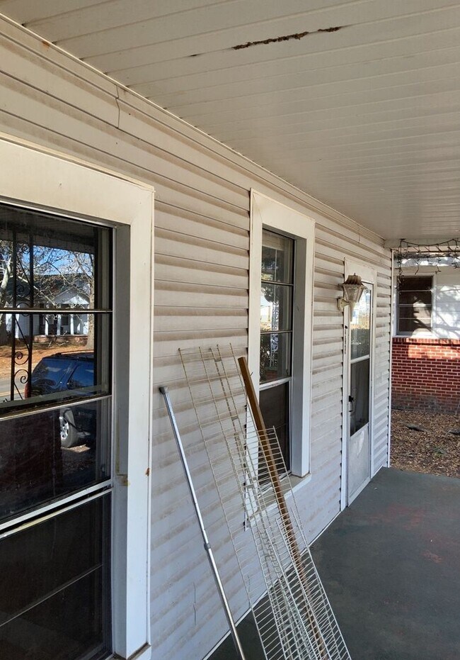 Building Photo - 340 Hickory St