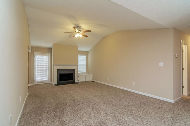 Building Photo - 40 Savoy Park Dr