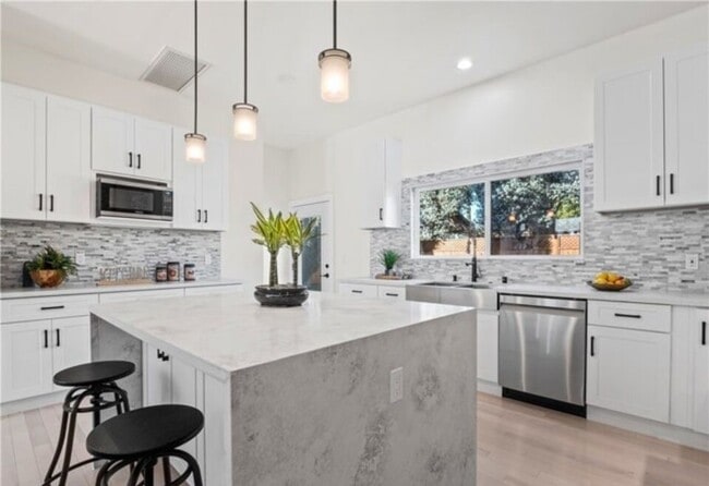 Building Photo - 17601 Rhoda St