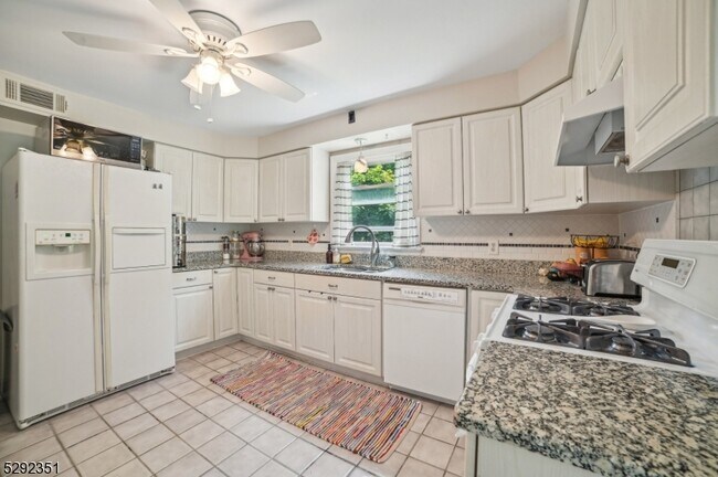 Foto del edificio - 100 Roosevelt Ave