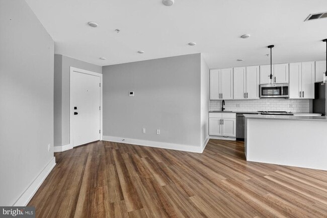 Building Photo - 3965 Lancaster Ave