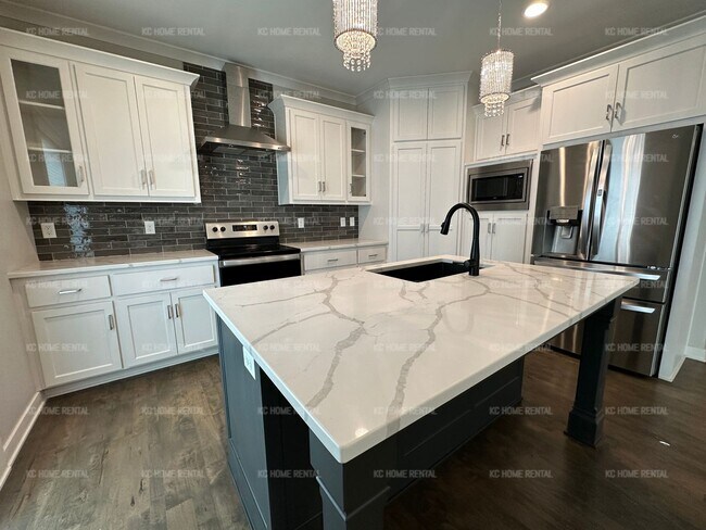 Building Photo - Amazing 4 bedroom home in Lee's Summit!