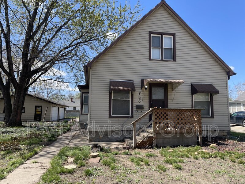 Primary Photo - 733 NE Green St