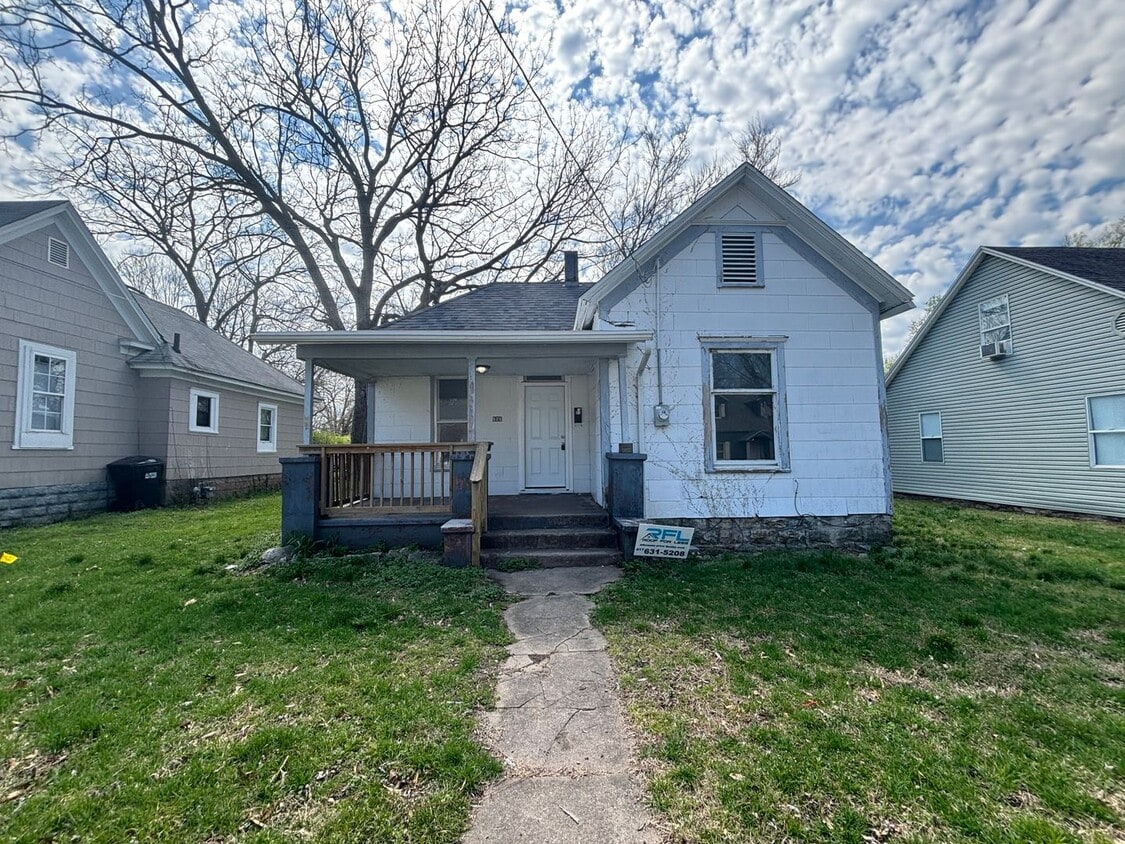 Primary Photo - Available Now 2 bedroom 1 bath home