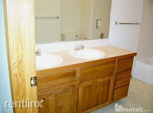Building Photo - 3 br, 3 bath Townhome - 1121 Bellview Drive