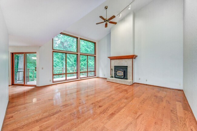 Building Photo - Great Home Tucked Away in Mirrormont on Tiger Mountain
