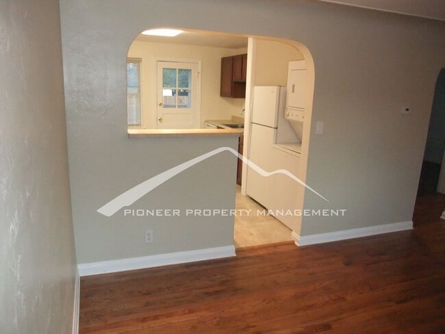 Building Photo - Updated 1/2 Duplex with Washer/Dryer and Fenced Yard