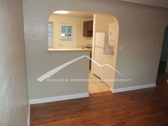 Foto del edificio - Updated 1/2 Duplex with Washer/Dryer and Fenced Yard