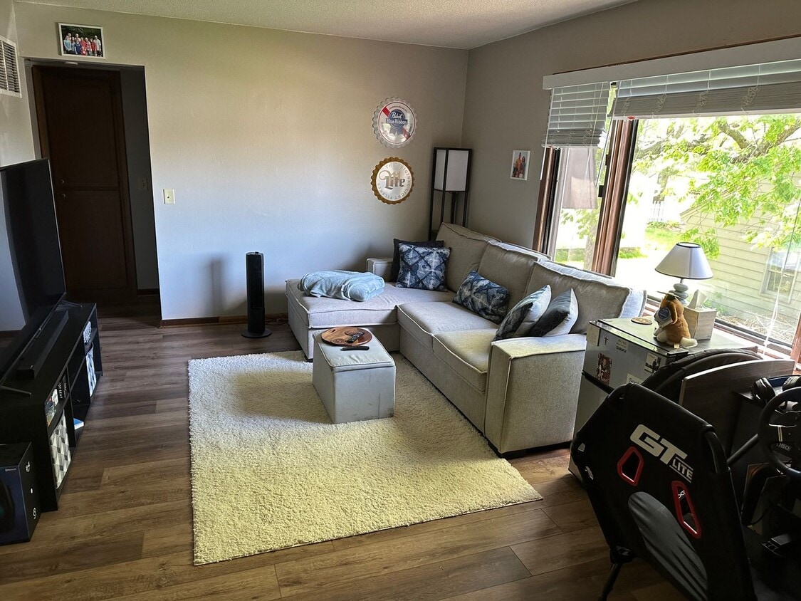 1015 Broadway St Unit 3, Pella, IA 50219 Room for Rent in Pella, IA