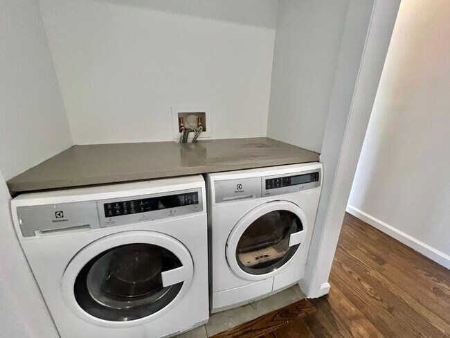 Foto del edificio - Private Bedroom in 5 beds, 2 full bath apt...