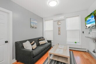 Building Photo - 479 Putnam Ave