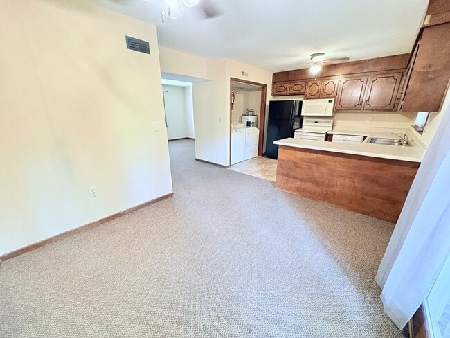 Building Photo - 902 Creekside Dr