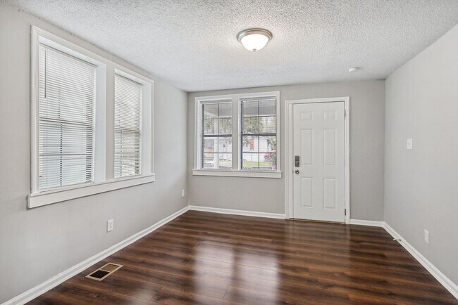 Foto del edificio - Large Near Downtown 3BR/1BA House For Rent