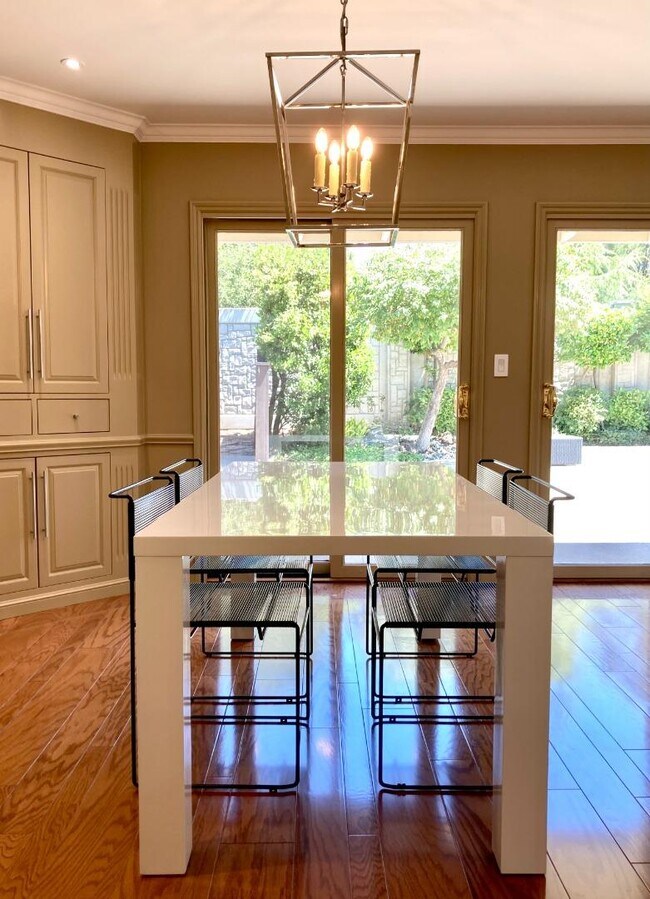 Foto del edificio - 2457 Sharon Oaks Dr