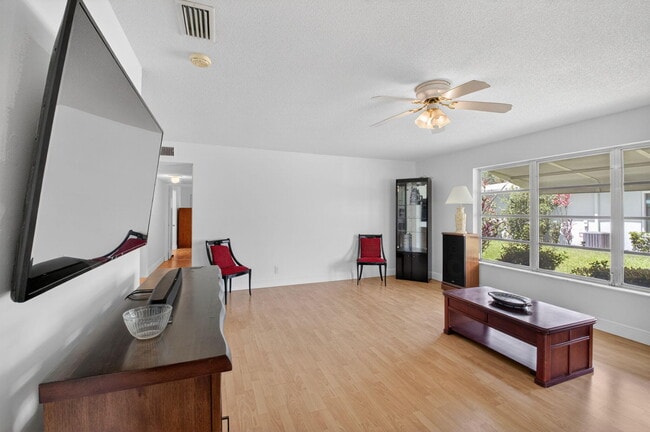Building Photo - 172 High Point Dr W